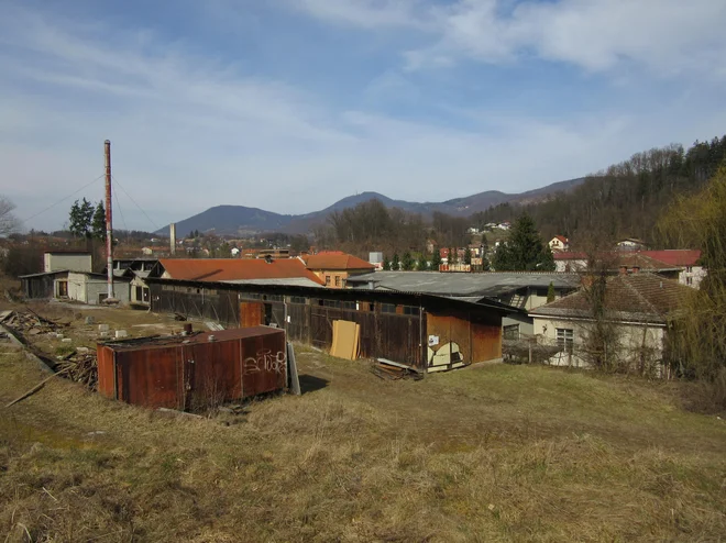 Če ne bodo območja celovito uredili, bodo obiskovalci stolpa tik ob njem gledali tudi to. FOTO: Špela Kuralt/Delo