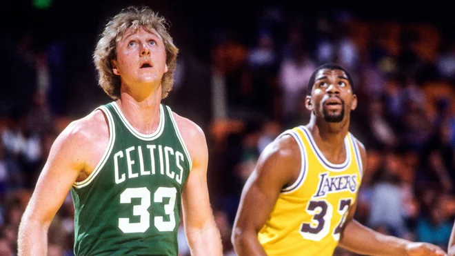 Larry Bird (levo) in Magic Johnson sta tlakovala pot današnjim košarkarskim rodovom. FOTO: Reuters