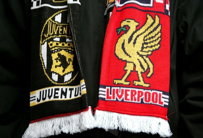 V spomin ostajata na štadionu šala Juventusa in Liverpoola. FOTO: Reuters