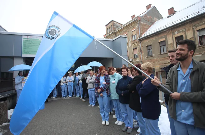 Največja bitka prihodnjega desetletja bo bitka za zdravstvene kadre. Slovenske medicinske sestre so lani zaradi slabih pogojev dela doma stavkale, tujci jih vabijo k sebi. FOTO: Tadej Regent<br />