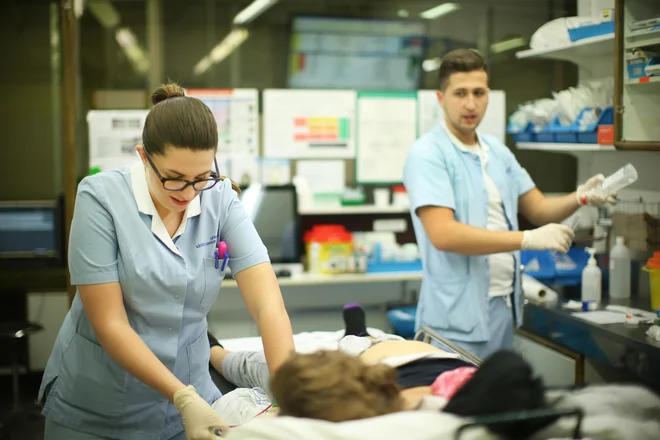 Med sestrami je skoraj 25-odstotna bolniška odsotnost. FOTO: Jure Eržen/Delo