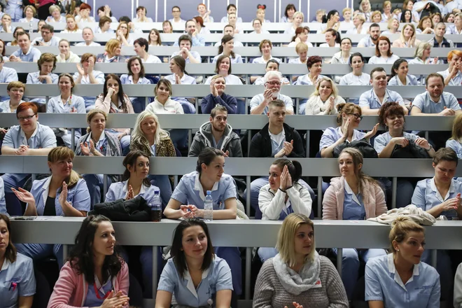 Bodo domači zdravniki in medicinske sestre še delali za nizke plače, če bodo tujci poleg njih plačani desetkrat bolje? Fotografija s spomladanske stavke zdravstvenega osebja. Foto Uroš Hočevar