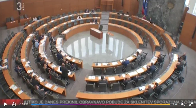 Obveljal je predlog, da bo v komisiji člana iz SD zamenjal član iz NSi, ki so ga podprli predstavniki NSi, SDS, SNS, Saba, SMC, SD. FOTO: RTV Slovenija