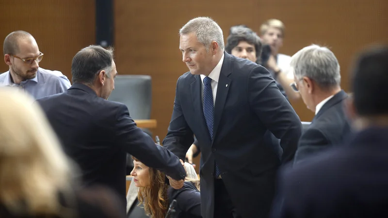 Fotografija: Čestitke ob izvolitvi novega predsednika DZ Dejana Židana. FOTO: Blaž Samec