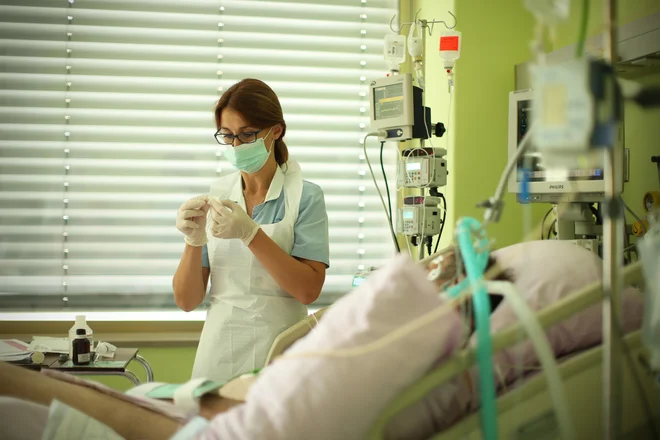 Zaradi nevzdržnih razmer so nekatere medicinske sestre morale predčasno prekiniti dopust in se vrniti med bolnike. Foto Jure Eržen