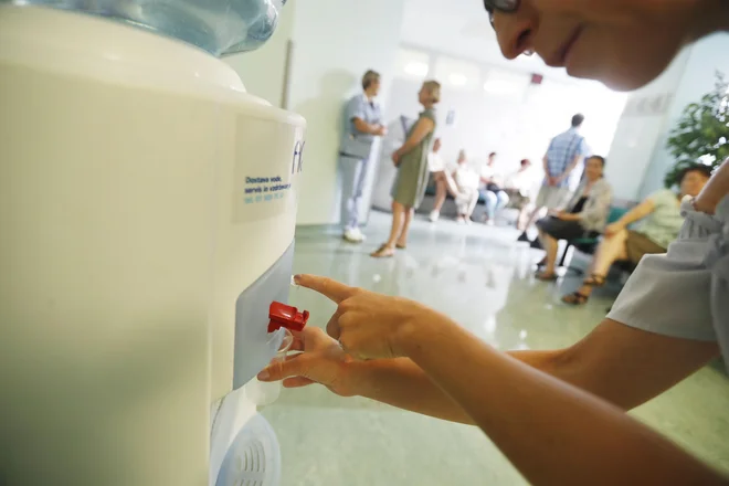 Zdi se, da nihče, tudi ne zastopniki pacientovih pravic, ki bi bili najbolj poklicani, da bi se oglasili in javnost opozorili, da izvajalci kršijo bolnikove zakonske pravice do dostopne in urejene zdravstvene oskrbe. FOTO: Leon Vidic