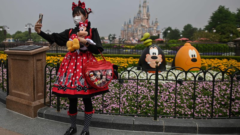 Fotografija: Disneyland v Šanghaju, ki so ga spet odprli 11. maja, je obiskalo na tisoče Kitajcev. FOTO: AFP
