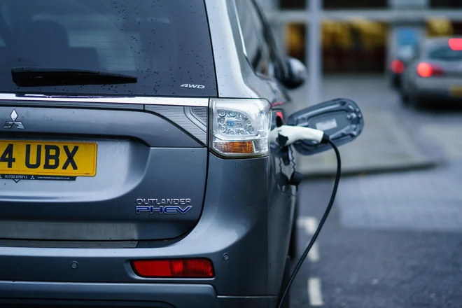 Najbolje prodajani priključni hibrid v Evropi je zadnja leta mitsubishi outlander PHEV. O prihodnosti in smislu teh modelov so mnenja različna. FOTO: Shutterstock