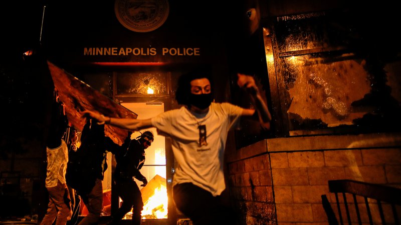 Fotografija: Protestniki so zažgali vhod v policijsko postajo v bližini kraja smrti Georgea Floyda. FOTO: Carlos Barria/Reuters