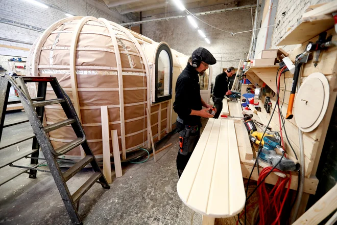 Estonski delavci med gradnjo savn. FOTO: Ints Kalnins/Reuters