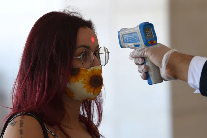 Novi koronavirus se v Braziliji še naprej širi, medtem ko zvezne oblasti in posamezne države ne najdejo skupnega jezika glede ukrepov za zajezitev. FOTO: Evaristo Sa/AFP
