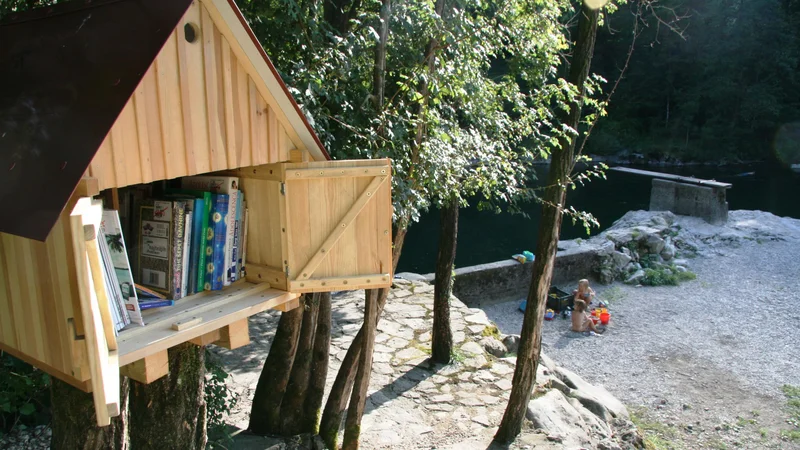 Fotografija: Hišice s knjigami, ki jih je na treh turističnih lokacijah v občini postavila Knjižnica Cirila Kosmača Tolmin. FOTO: Močnik Blaž