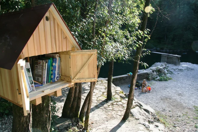 Hišice s knjigami, ki jih je na treh turističnih lokacijah v občini postavila Knjižnica Cirila Kosmača Tolmin. FOTO: Močnik Blaž