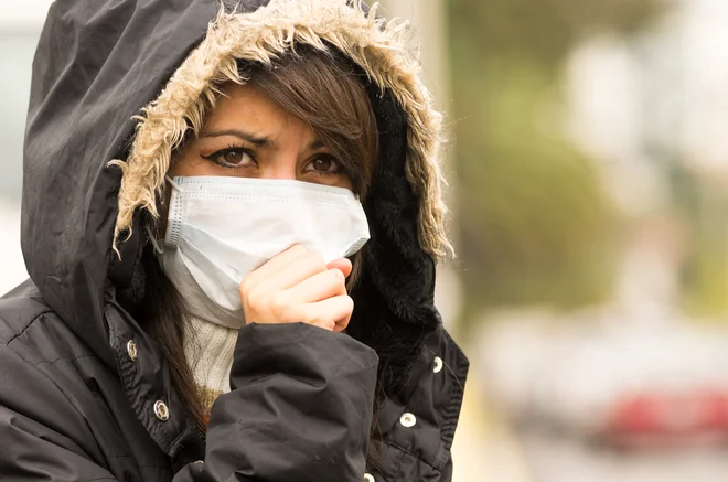 Ženska z masko. Foto: Shutterstock