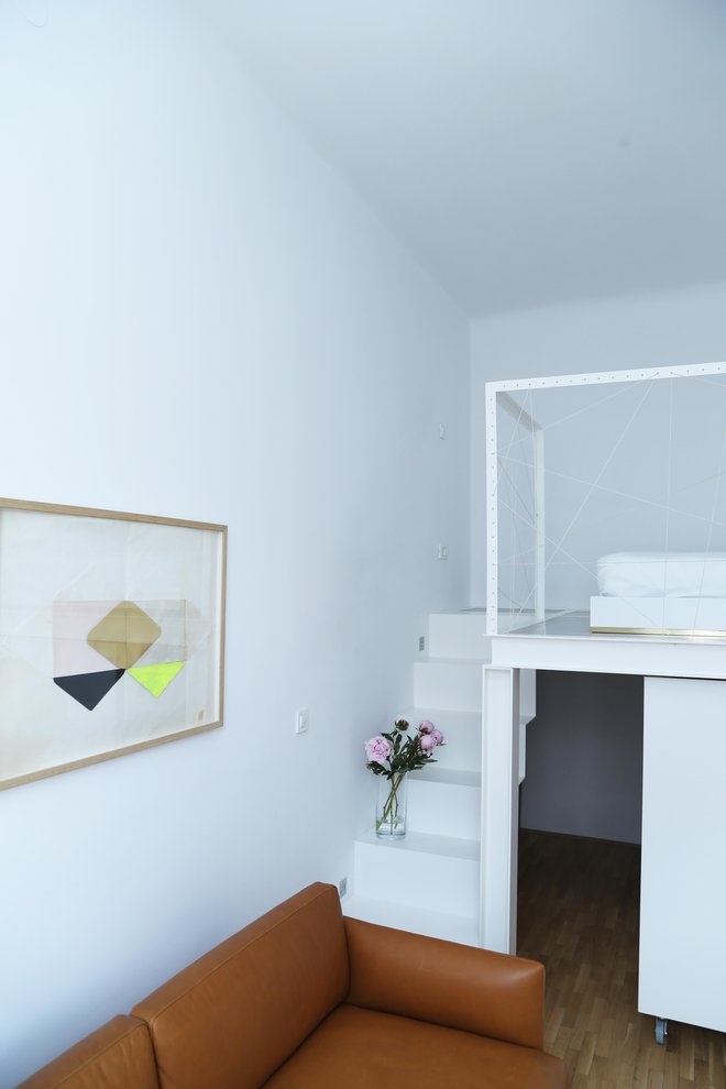 Višina stropa je stanovanje povečalo za spalnico na galeriji. Foto Marijo Zupanov