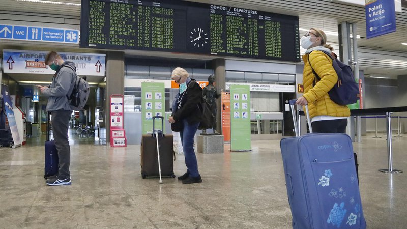 Fotografija: Prvi prihod in odhod potnikov z Air Srbia po zaprtju letalskega prometa zaradi koronavirusa. FOTO: Leon Vidic/Delo