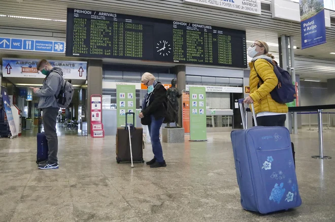 Prvi prihod in odhod potnikov z Air Srbia po zaprtju letalskega prometa zaradi koronavirusa. FOTO: Leon Vidic/Delo