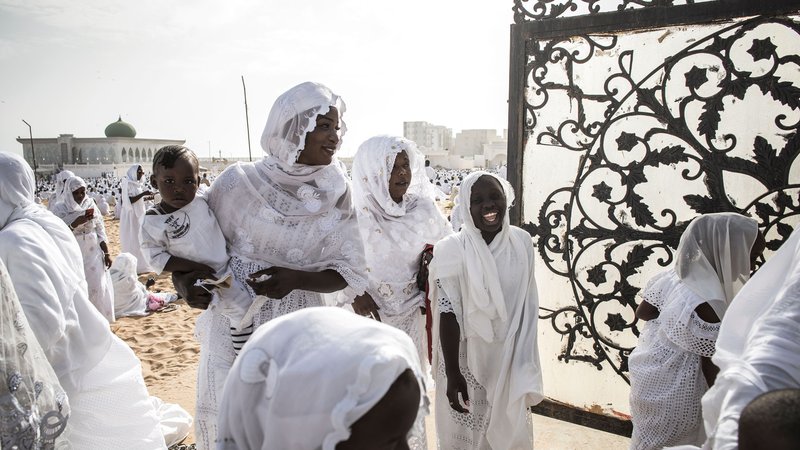 Fotografija: Privrženci skupnosti Layene zapuščajo mošejo Yoff Layene v Dakarju po verskem obredu, ki označuje konec muslimanskega svetega meseca ramazan. FOTO: John Wessels/Afp