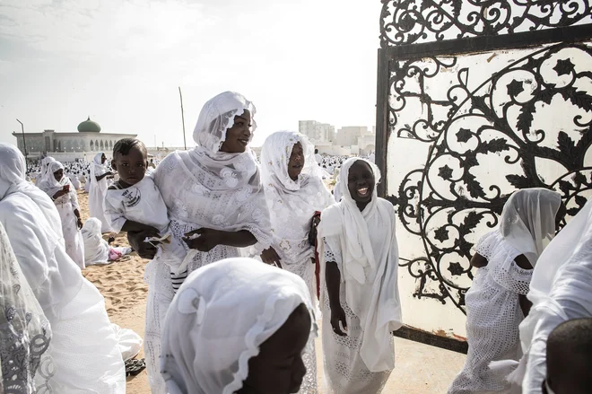 Privrženci skupnosti Layene zapuščajo mošejo Yoff Layene v Dakarju po verskem obredu, ki označuje konec muslimanskega svetega meseca ramazan. FOTO: John Wessels/Afp