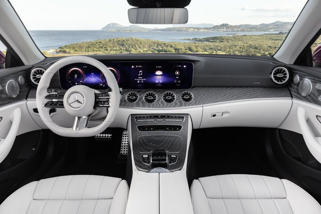 Posodobitve so opazne tudi na volanu, saj so volanski gumbi pri vsakem palcu sedaj v dveh ravneh, zato lahko voznik upravlja še z več nastavitvami. FOTO: Mercedes-Benz