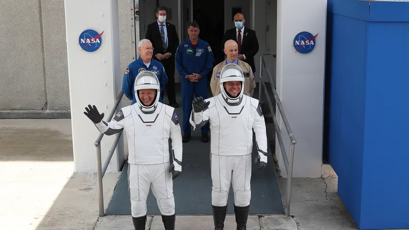 Fotografija: Bob Behnken in Doug Hurley bosta člana prve posadke v zgodovini, ki bo v vesolje poletela s komercialno raketo zasebne vesoljske družbe Elona Muska. Foto: Joe Raedle/Afp