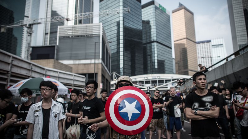 Fotografija: Osredotočenje kitajske na Ameriko pomeni pripravljanje na spopad okoli Tajvana. Na fotografiji protestniki proti Kitajski v Hongkongu z emblemom junaka iz stripov Stotnika Amerike. FOTO: Philippe Lopez/Afp