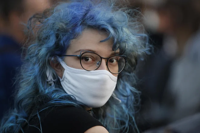 Obvezno ostaja tudi nošenje zaščitnih mask. FOTO: Jure Eržen