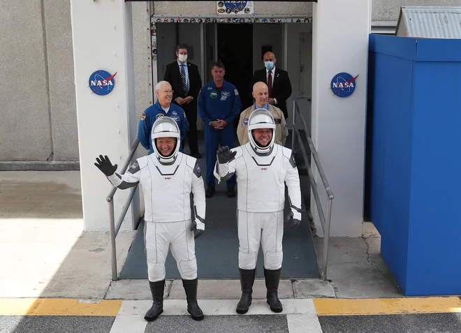 Bob Behnken (desno) in Doug Hurley sta izkušena astronavta, vajena, da so izstrelitve tudi odpovedane. FOTO: Joe Raedle/AFP