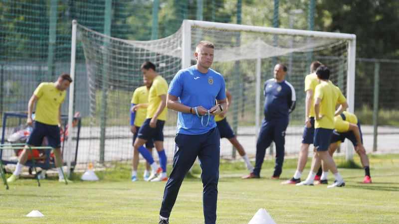 Fotografija: Trener Domžalčanov Andrej Razdrh stopnjuje formo svojih nogometašev. FOTO: Leon Vidic