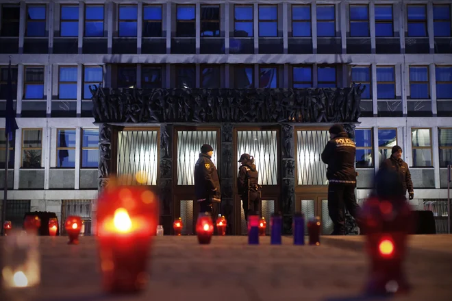 DZ je danes na izredni seji s 53 glasovi za in 14 proti sprejel zakon, s katerim bo vlada določila nabor pomembnih investicij ter zagotovila, da čim prej stečejo in pomagajo zagnati gospodarstvo. FOTO: Jure Eržen