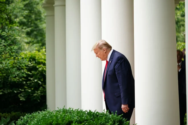 Ameriški predsednik Donald Trump med prihodom na tiskovno konferenco pred Belo hišo.&nbsp;FOTO: Mandel Ngan/Afp