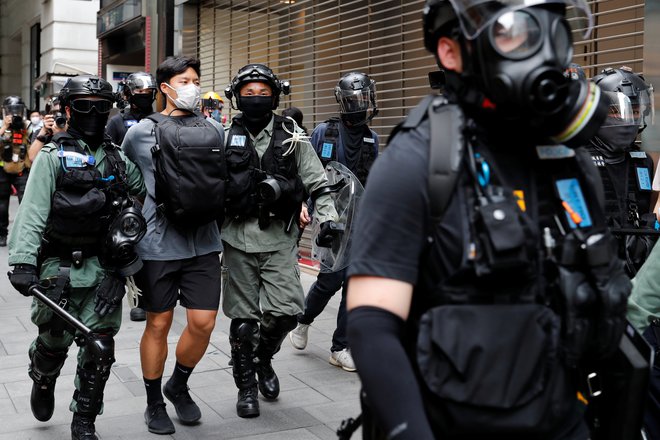 Aretacija demonstranta v Hongkongu. FOTO: Tyrone Siu/Reuters
