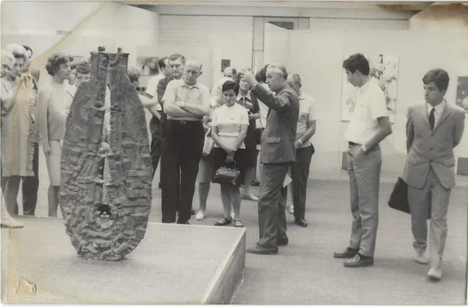 Umetnik in galerist kot vodič po odmevni razstavi <em>Mir, humanost in prijateljstvo</em> med narodi leta 1966 FOTO: arhiv KGLU