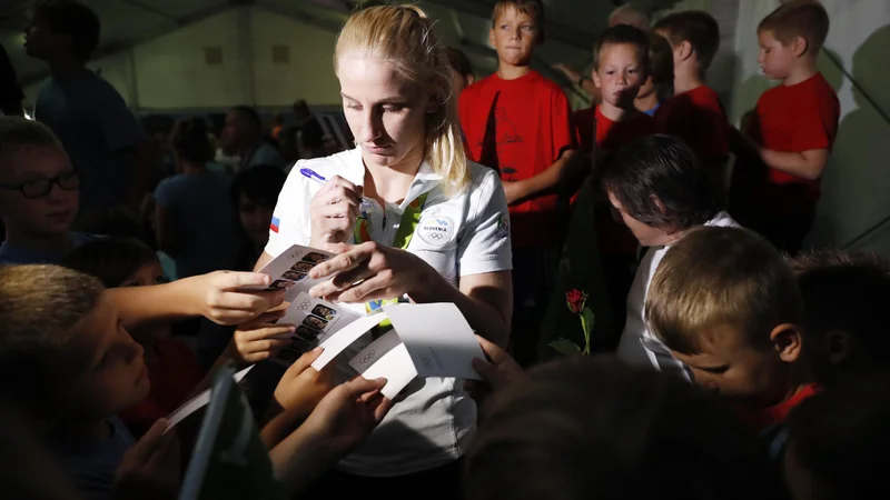Fotografija: Ana Velenšek je takole svojim najmlajšim oboževalcem delila avtograme po vrnitvi z olimpijskih iger leta 2016 v Riu de Janeiru.
FOTO: Uroš Hočevar