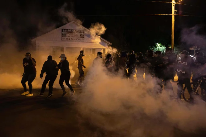 V Minneapolisu so policisti protestnike spet razganjali s solzivcem. Foto Logan Cyrus Afp