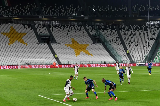 Tudi v Italiji bodo naslednje tekme igrali na praznih štadionih, kakršen je bil nazadnje Juventusov ob obisku Brescie. FOTO: AFP