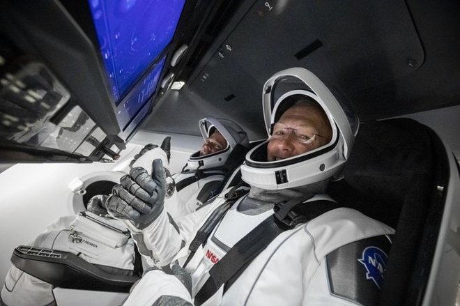Astronavta sta takole vesela čakala na zgodovinsko izstrelitev. Dobrih 19 ur bosta preživela v orbiti, nato se bosta z dragonom pripojila na vesoljsko postajo. Foto Spacex