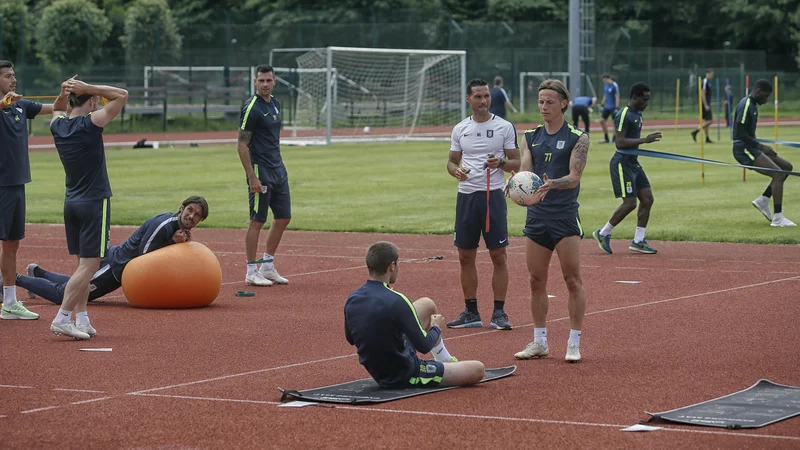 Fotografija: Ob prekinitvi sezone so bili na 1. mestu nogometaši Olimpije. FOTO: Foto Blaž Samec