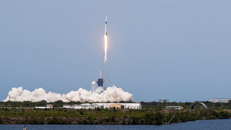Fotografija: Spacexova raketa je ponesla v orbito Nasina astronavta Boba Behnkena in Douga Hurleya. FOTO: Thom Baur Reuters