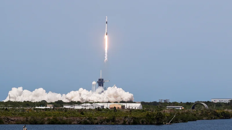 Fotografija: Spacexova raketa je ponesla v orbito Nasina astronavta Boba Behnkena in Douga Hurleya. FOTO: Thom Baur Reuters