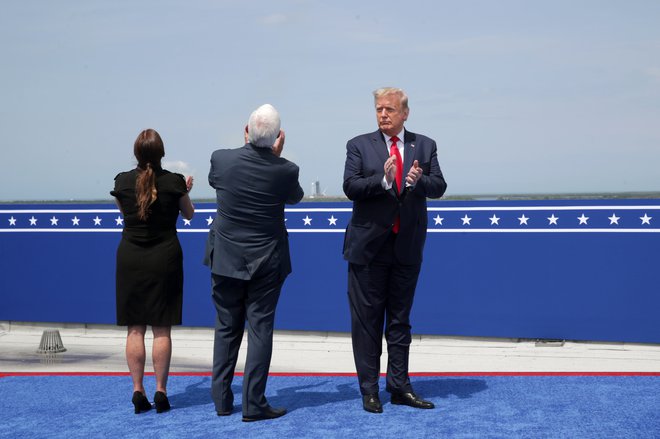 Izstrelitev prvega zaserbnega plovila za prevoz posadke si je ogledal tudi ameriški politični vrh, na čelu s predsednikom Donaldom Trumpom, ob njem je podpredsednik Mike Pence s soprogo Karen. FOTO: Jonathan Ernst Reuters