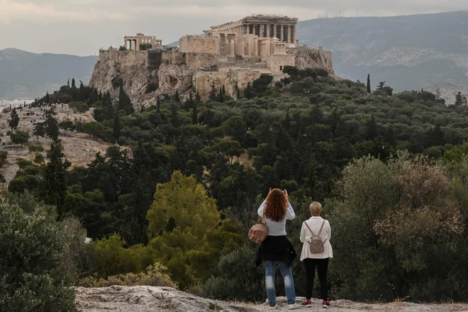 V Grčiji bodo testirali vse potnike, ki bodo prileteli s tveganih letališč, naključno pa tudi druge. FOTO: Louisa Gouliamaki/Afp