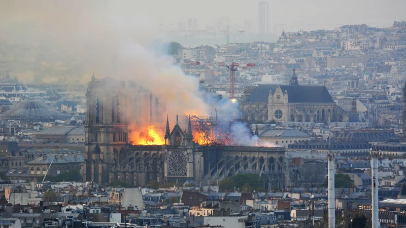 Fotografija: Zvonik na strehi, ki je sodeč po današnjih posnetkih izgubljen, je bil rekonstrukcija iz 19. stoletja. FOTO: Hubert Hitier/AFP