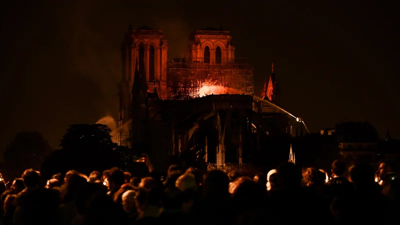 Fotografija: Gasilci se borijo z ognjenimi zublji. FOTO: Francois Guillot/Afp