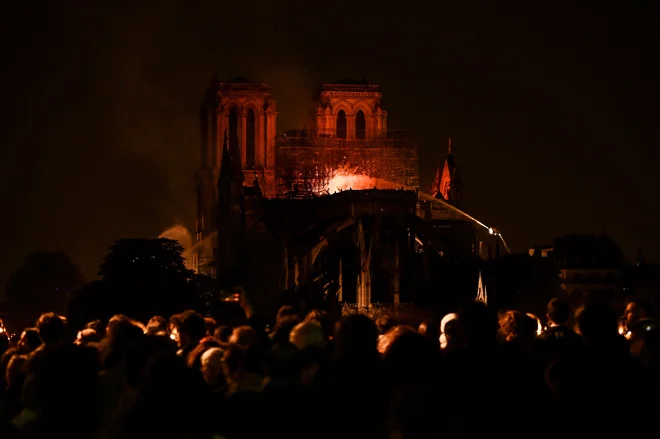 Gasilci se borijo z ognjenimi zublji. FOTO: Francois Guillot/Afp