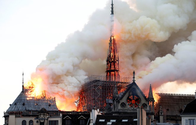 Notre Dame je praktično uničena. FOTO: Benoit Tessier/Reuters