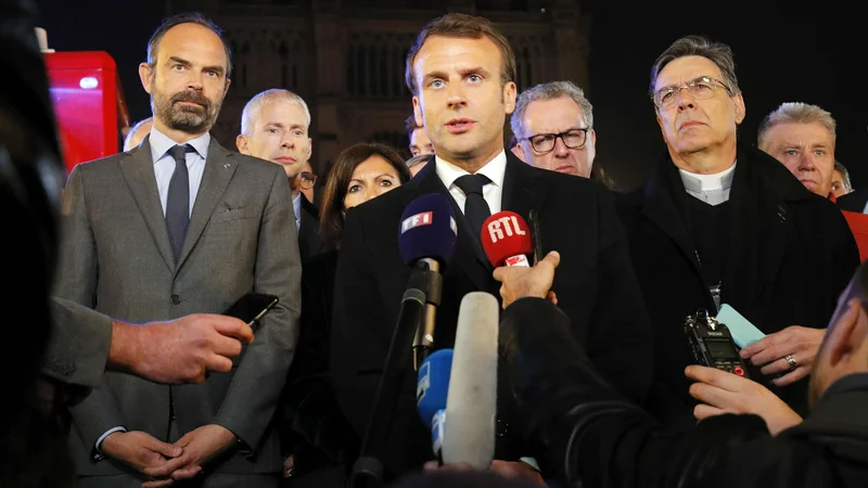 Fotografija: Francoski predsednik Emmanuel Macron je skušal potolažiti narod z besedami, da bodo s skupnimi močmi obnovili katedralo. FOTO:
Philippe Wojazer/AFP