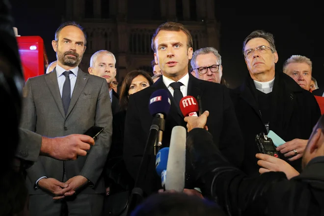 Francoski predsednik Emmanuel Macron je skušal potolažiti narod z besedami, da&nbsp;bodo s skupnimi močmi obnovili katedralo. FOTO:
Philippe Wojazer/AFP