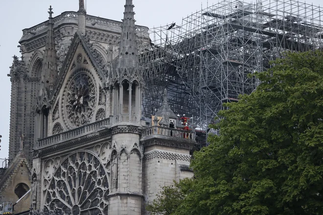 Požar žrtev ni zahteval, se je pa med gašenjem hudo poškodoval eden od gasilcev. FOTO: Zakaria Abdelkafi/AFP