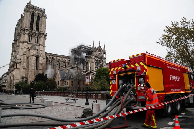 Požar ni zahteval žrtev, se je pa med gašenjem hudo poškodoval eden od gasilcev. FOTO:&nbsp;Zakaria Abdelkafi/Afp